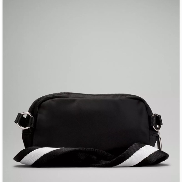 Lululemon Belt Bag with white stripe - Picture 2 of 3